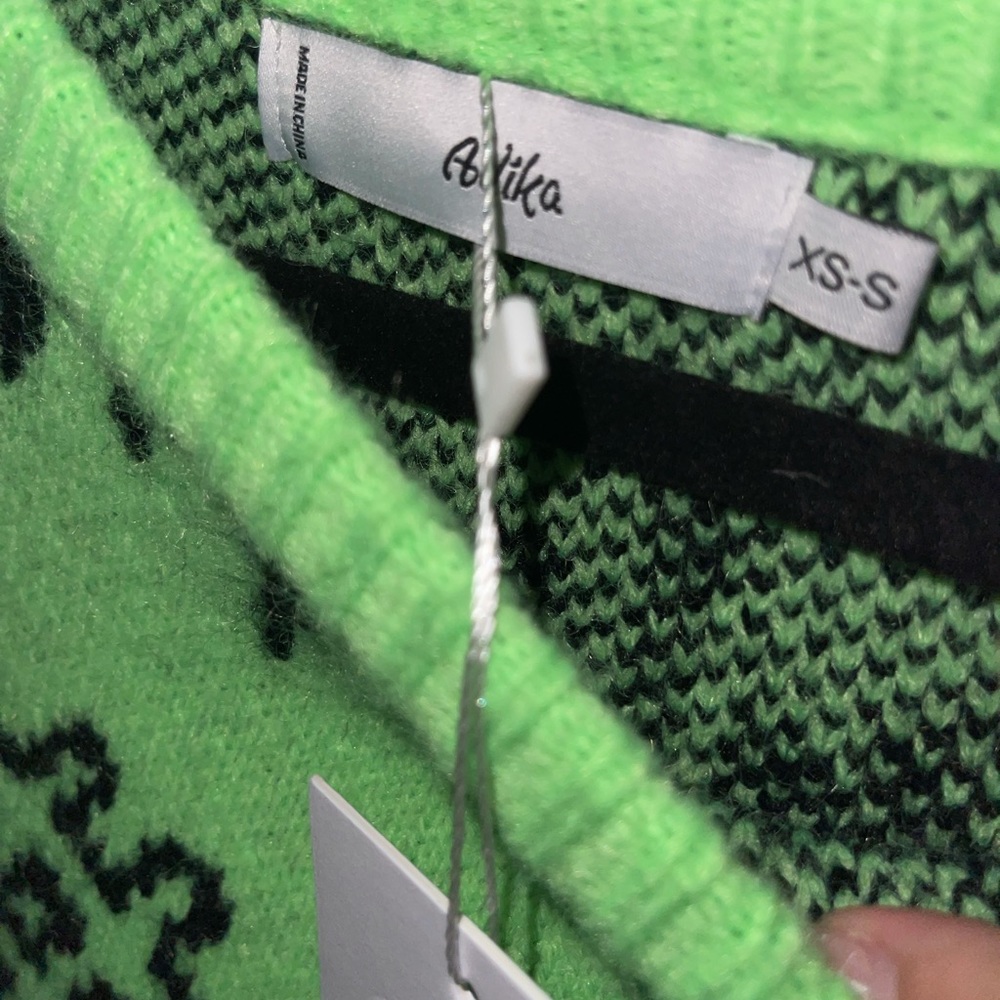 Sweater - Picture 4 of 4